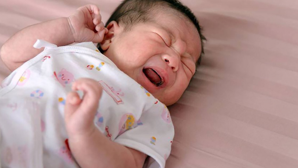 Trẻ sơ sinh thiếu ngủ là tình trạng thường gặp khiến nhiều mẹ bỉm đau đầu tìm mọi biện pháp để xử lý