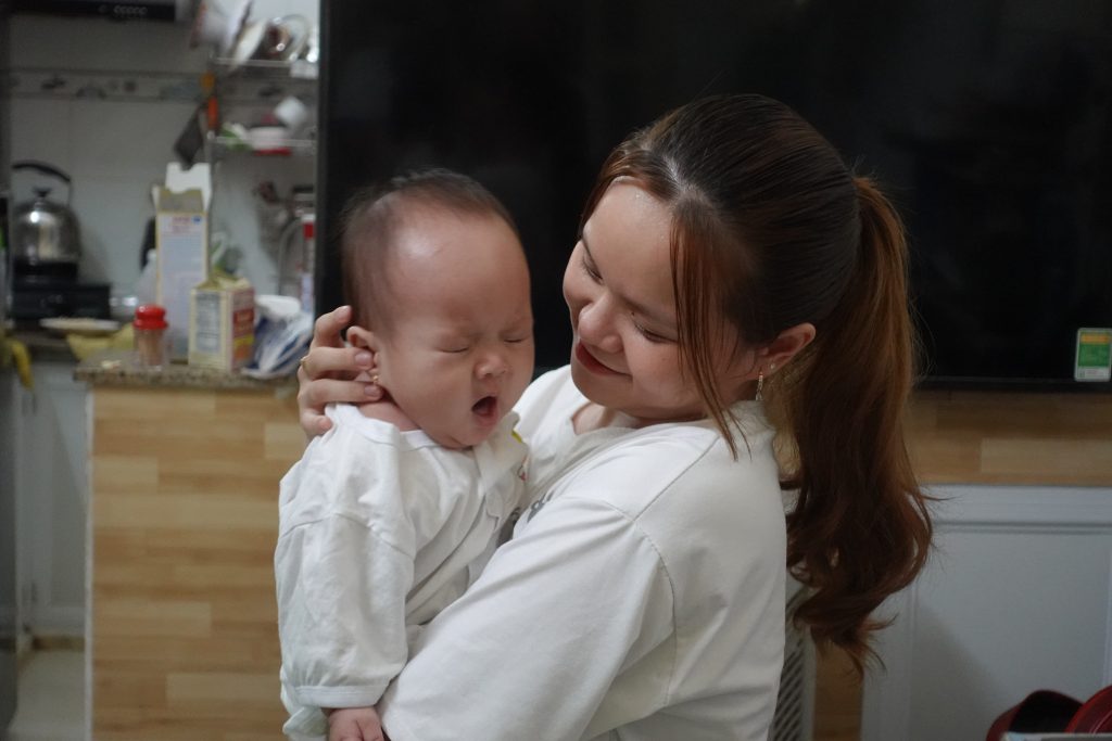 Làm mẹ khi còn quá trẻ nên bà mẹ gen Z Thanh Thảo chưa có nhiều kinh nghiệm khi chẳng biết dỗ thế nào khi con khóc đêm