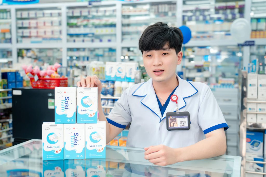Dược sĩ Long Châu tự tin khi giới thiệu một sản phẩm giúp trẻ giảm quấy đêm, khó ngủ như Soki Tium đến với khách hàng