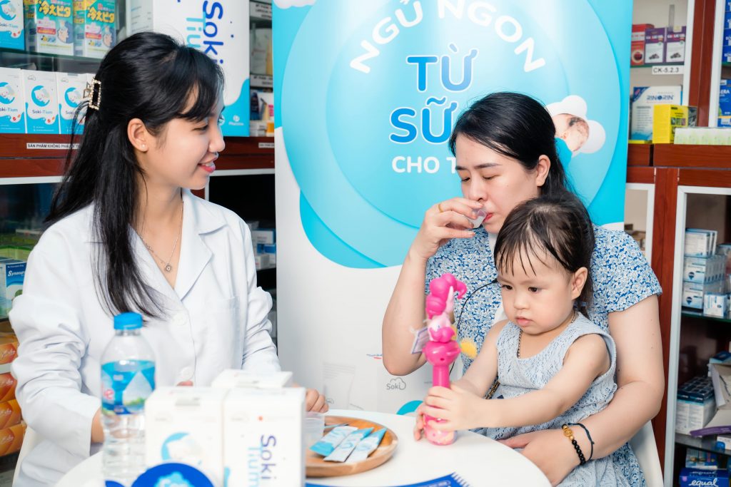 Trải nghiệm dùng thử Soki Tium tại các điểm nhà thuốc FPT Long Châu giúp các mẹ có cơ hội cảm nhận mùi vị của sản phẩm trước khi cho trẻ uống